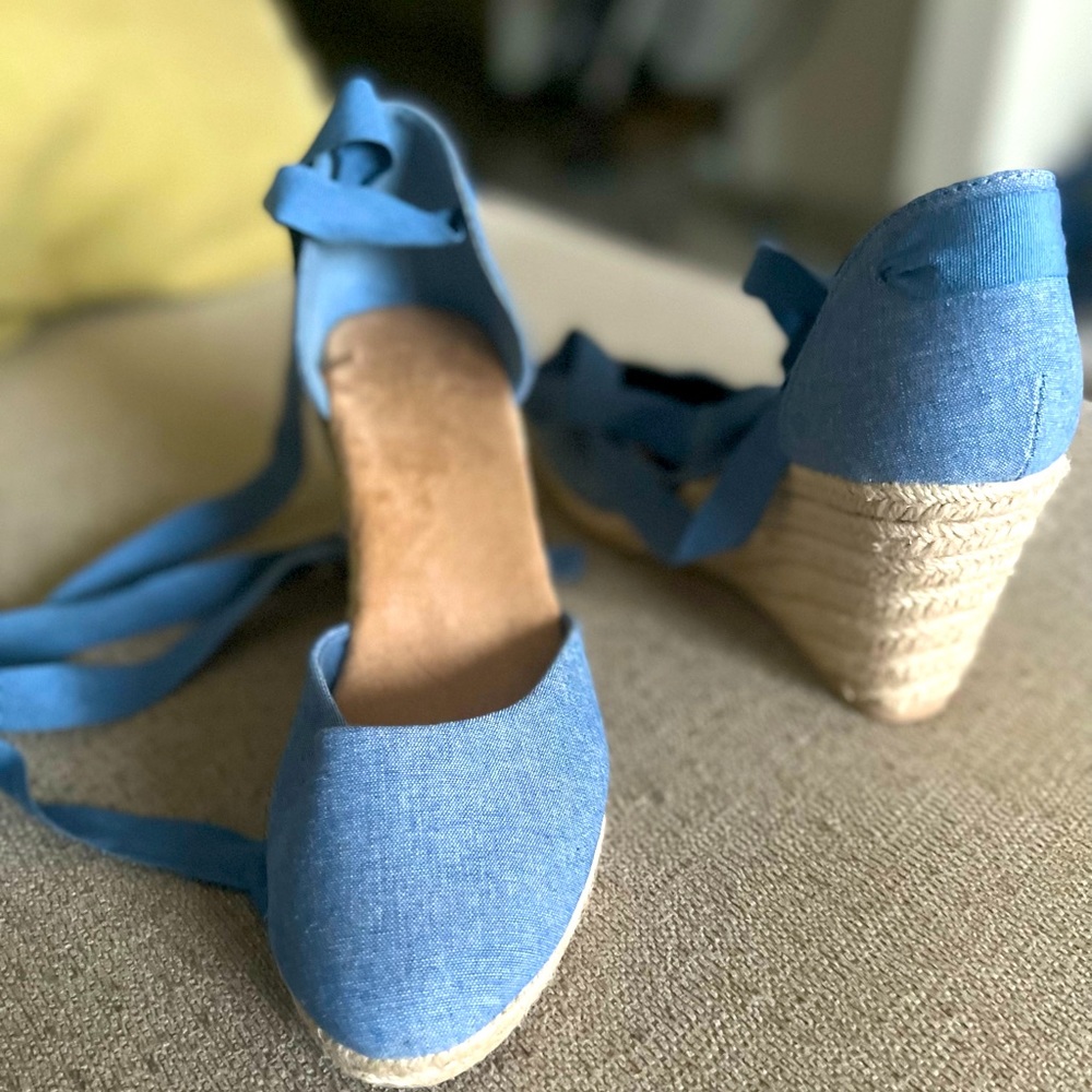 Closed toe wedges